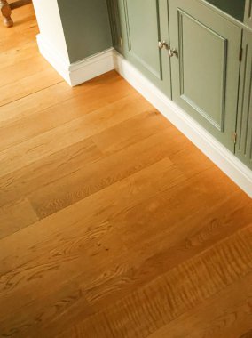 Meşe ahşap döşeme rafine bir tahılla, çağdaş bir yerleşim bölgesinde doğal bir sıcak atmosfer yaratıyor.