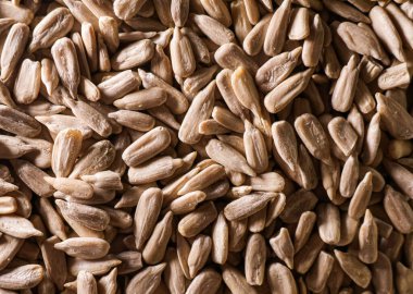 Çerçeveyi kaplayan kabuklu ayçekirdeği sağlıklı bitki temelli besin, vegan atıştırmalıklar ve organik malzemeleri temsil eder.