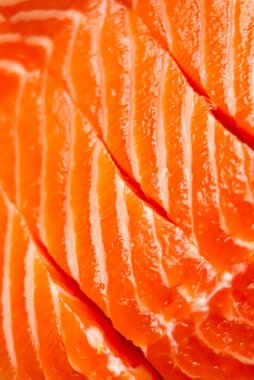 Taze çiğ somon filetosu. Zengin turuncu renkli ve beyaz çizgili. Sağlıklı yağları gösteriyor.