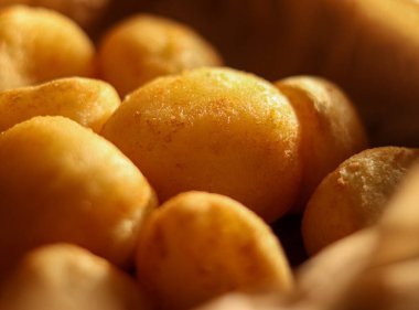 Altın patatas bravas ya da accratspy, altın patates ve sebze börekleri sıcak servis edilir, yakın plan gevrek konfor yiyecek