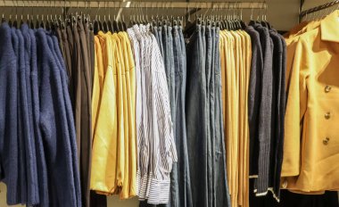 Moda mağazasında elbise askılarında asılı çeşitli elbiseler, perakende, satış ve alışveriş kavramları için ideal.