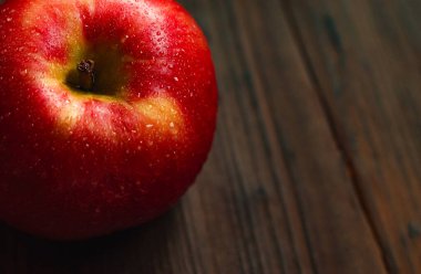 Kırmızı sulu elma ile su damlaları eski kırsal ahşap masa, sağlık, tazelik ve organik gıda temsil