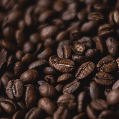 Kavrulmuş kahve çekirdekleri zengin ve dokulu bir zemin oluşturuyor. Enerji, sabah, içecek, aroma ve kafe temaları için mükemmel.