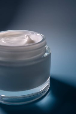 Krema kavanozu beyaz kozmetik dokuyu gösteriyor. Güzellik, cilt bakımı, susuzluk ve doğal malzemeler için mükemmel.
