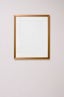 Minimalist açık pembe bir duvara beyaz hasırlı boş çerçeve, kopya veya resim modeli için yer sağlar