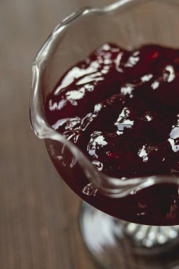 Cam soslu koyu kırmızı kızılcık sosu. Bayram kutlaması için tatlı ya da Şükran Günü yemeği için hazır.