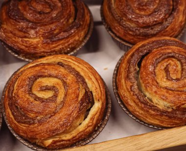 Yeni pişmiş birkaç çikolata ve tarçınlı çöreğin yakın plan görüntüsünü sunuyorum.