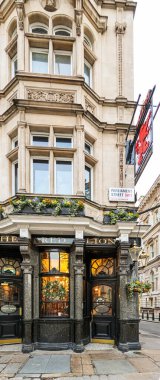 Londra, İngiltere, İngiltere 16 Aralık 2025: The Red Lion barı Westminster 'daki Parliament Street' te geleneksel İngiliz cazibesini sunuyor