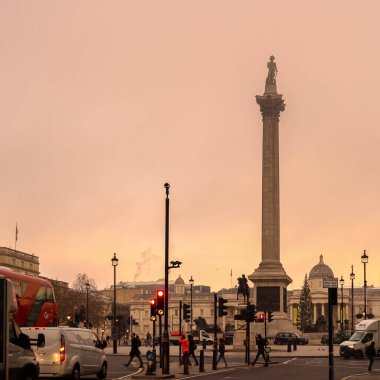 Londra, İngiltere, 16 Aralık 2025: Nelson 'ın Sütunu Trafalgar Meydanı' nın üzerinde duruyor.