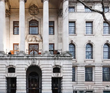 Londra 'da klasik mimari, taş işçiliği, büyük sütunlar ve karmaşık pencere tasarımları sergileyen dekoratif yapı cephesi