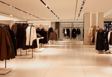 Oxford, İngiltere, İngiltere 19 Aralık 2025: Modern giyim mağazasının iç mimarisi kadın moda kıyafetlerini satışa sunuyor. Alışveriş konsepti