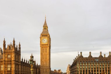 Elizabeth Tower saat kulesi, Big Ben olarak bilinir, Westminster, Londra 'daki parlamento binasının yanında duruyor.