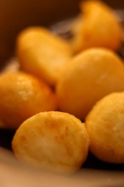 Kızarmış patates kroketleri, taze ev yapımı aperatifler, lezzetli geleneksel abur cuburlar, kızartılmış sıcak yemekler.