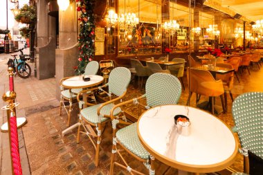 Londra, İngiltere, İngiltere 16 Aralık 2025: Zarif Londra kafe açık hava koltukları, şenlikli Noel süslemeleri ve sıcak bir ortam