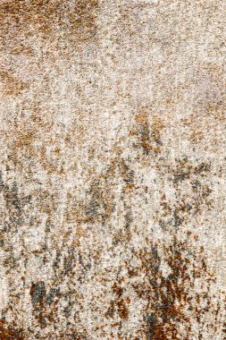 İğrenç halı dokusu soyut kahverengi ve koyu lekelerle yıpranmış ve eskimiş bir yüzey arkaplanı oluşturuyor.