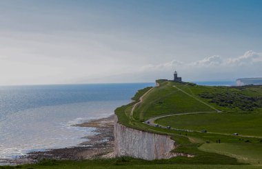 Belle Tout Deniz Feneri, İngiltere 'nin Doğu Sussex kentindeki Manş Denizi' ne bakan tebeşir kayalıkları üzerinde. Doğu Sussex kırsal bölgesi, İngiltere