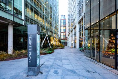 Londra, İngiltere, İngiltere 19 Aralık 2025: Regent 's Place London, cam cephe binaları ve halka açık bir plazayı gösteren çağdaş bir şehir gelişimi