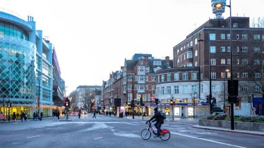 Londra, İngiltere, İngiltere 19 Aralık 2025: Şehir caddesinde şehir aktivitesi, insanlar yürüyor ve Londra 'da bisiklet sürüyor