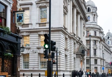 Londra, İngiltere, İngiltere 16 Aralık 2025: Londra 'nın Whitehall sokak manzarası klasik mimariyi, bir trafik ışığını ve geleneksel bir barı gösteriyor