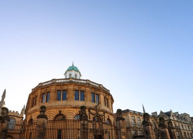 Oxford, İngiltere 'deki Sheldonian Tiyatrosu. Klasik tasarımı kendine özgü yeşil kubbeyle harmanlayan tarihi bir mimari başyapıt.