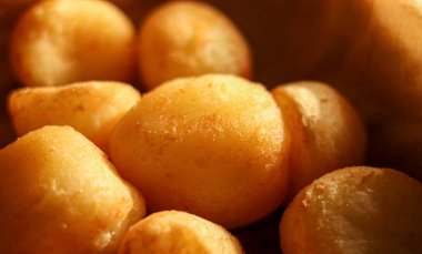 Pao de Queijo peynirli ekmek yakın çekim altın fırında aperatif, Brezilya yemek geleneği ve lezzetli aperatifleri gösteriyor.