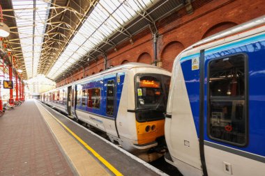 Londra, İngiltere, 19 Aralık 2025: Chiltern Demiryolları treni, cam çatı altında Marylebone İstasyonu 'nda bekliyor.