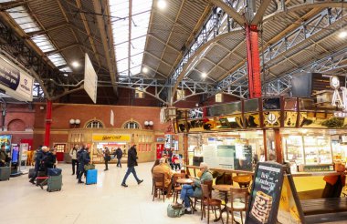 Londra, İngiltere, İngiltere 19 Aralık 2025: Marylebone İstasyonu 'nun iç mekan gezginleri, klasik mimari ve popüler gıda tedarikçileri