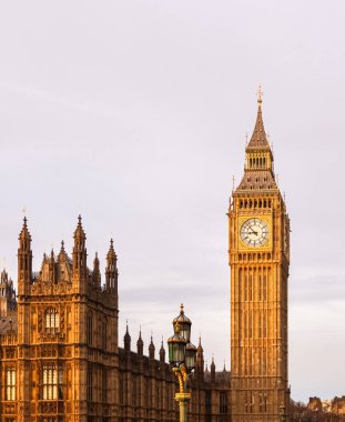 Elizabeth kulesi saat yüzlü ve Westminster, Londra 'da Parlamento Binaları mimarisi, İngiltere yönetimi ve tarihini araştırıyor.