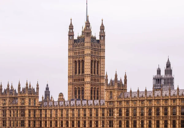 Westminster Sarayı 'nda Victoria Kulesi, Gotik Diriliş mimarisinin ikonik bir örneği ve İngiliz siyasetinin sembolü.