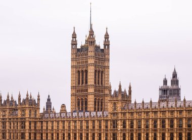 Westminster Sarayı 'nın Victoria Kulesi, İngiltere Hükümeti, Demokrasi ve tarihi Londra mimarisini temsil ediyor.