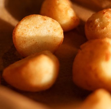 Çıtır kraker, kahverengi pao de queijo, tipik bir Brezilya yemeği, sokak yemeği, brunch ve kahvaltıyı temsil eder.