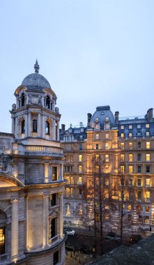 Eski Savaş Bürosu binasının tarihi mimarisi detaylı kubbesi ve Londra 'da alacakaranlıkta yanyana aydınlanan cepheleriyle.
