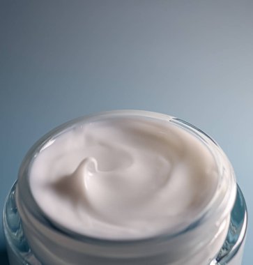 Cam bir kapta kalın beyaz kozmetik krem. Güzellik, cilt bakımı, nemlendirici ve sağlık kavramları için mükemmel.