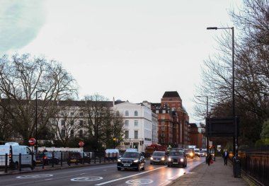 Londra, İngiltere, İngiltere 19 Aralık 2025: Marylebone İstasyonu bölgesi bulutlu bir günde şehir trafiğini, yayaları ve bina cephelerini gösteriyor