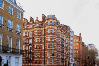 Londra, İngiltere, İngiltere 19 Aralık 2025: Melcombe Court binasının dışı klasik kırmızı tuğla mimari ve geleneksel sokak manzarasını gösteriyor