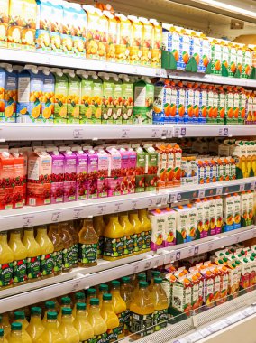 Apsley, İngiltere, İngiltere 12 Aralık 2025: Bir İngiliz marketinde soğutulmuş vitrini dolduran taze meyve suyu ve içeceklerin çeşitliliği