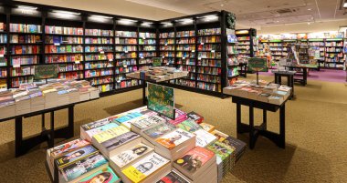 Hemel Hempstead, İngiltere, İngiltere 9 Aralık 2025: Satılık kitaplarla dolu rafları ve masaları gösteren bir Waterstones DBNX kitapçısının içi