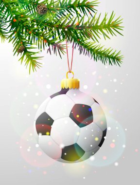 Futbol toplu Noel ağacı dalı. Çam ağacının dalında asılı duran futbol topunun Noel mücevheri. Yılbaşı, futbol, yeni yıl günü, spor, dekorasyon, yeni yıl arifesi, kış tatili vb.