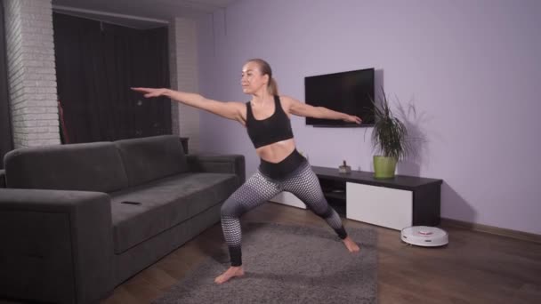 Fitness-Yoga für Frauen, Staubsaugerroboter — Stockvideo
