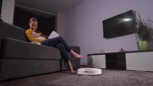 Young female enjoying free time on sofa with pet — Αρχείο Βίντεο