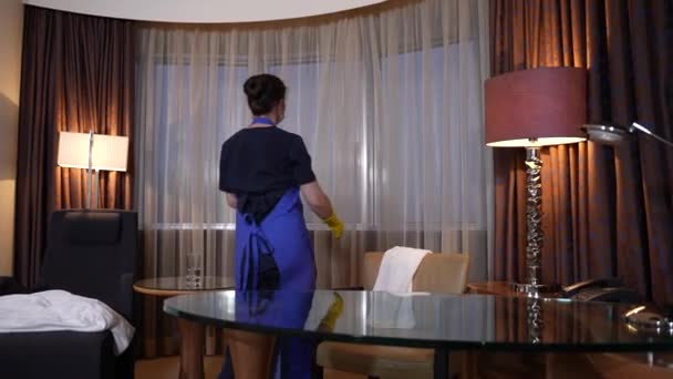 Pokojówka zamierzająca otworzyć okno do wentylacji — Wideo stockowe