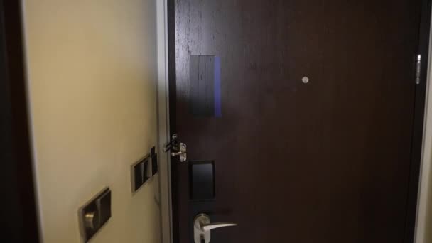 Desinfectante en traje de protección que entra en la habitación del hotel — Vídeos de Stock