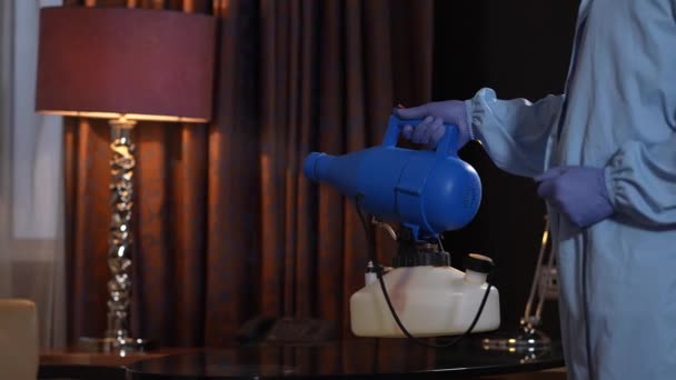 Ręka z opryskiwaczem podczas dezynfekcji pomieszczenia — Wideo stockowe
