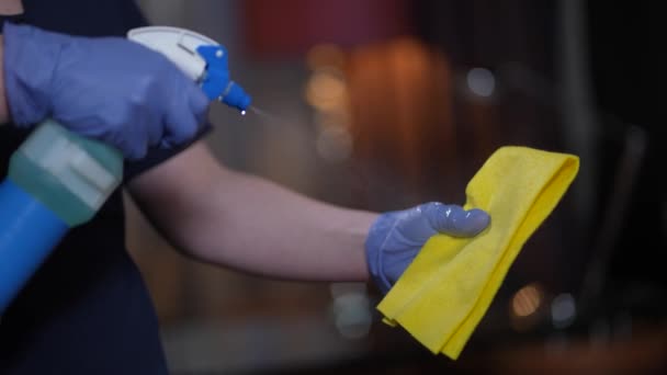 Mãos de limpador de pulverização desinfetante no espanador — Vídeo de Stock