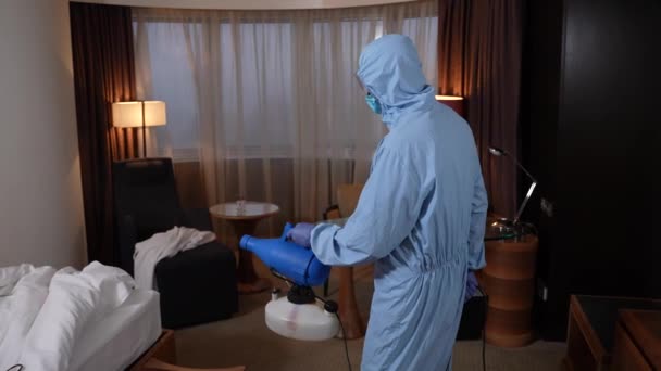 Specjalistyczne łóżko do dezynfekcji w pokoju hotelowym — Wideo stockowe