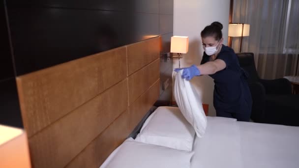 Staranna pokojówka starannie układa poduszki w sypialni — Wideo stockowe