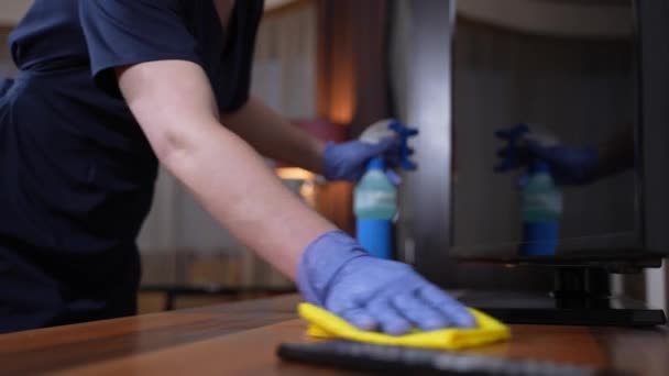 Mãos de mulher empregada higienizando superfícies domésticas — Vídeo de Stock