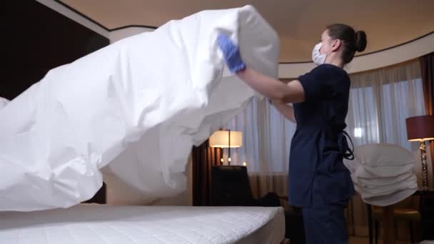 Працівник готелю робить ліжко для нових гостей — стокове відео
