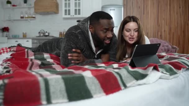 Casal relaxante cantando assistindo vídeo no tablet — Vídeo de Stock