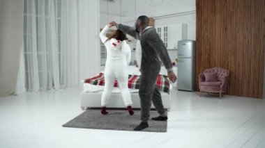 Romantik dans sırasında neşeli, çok kültürlü bir çift.